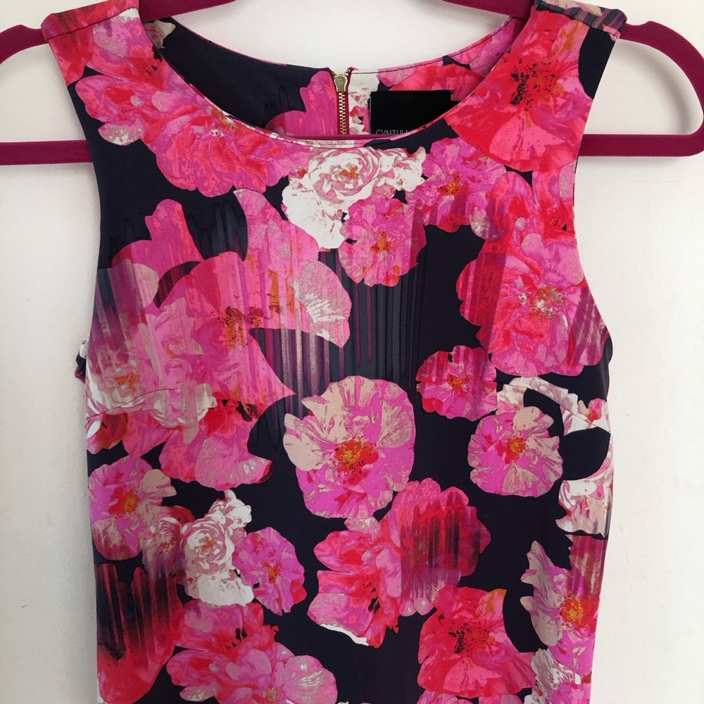 Women’s floral print top. Zip back. Size XS . Pink, Black and beige color.